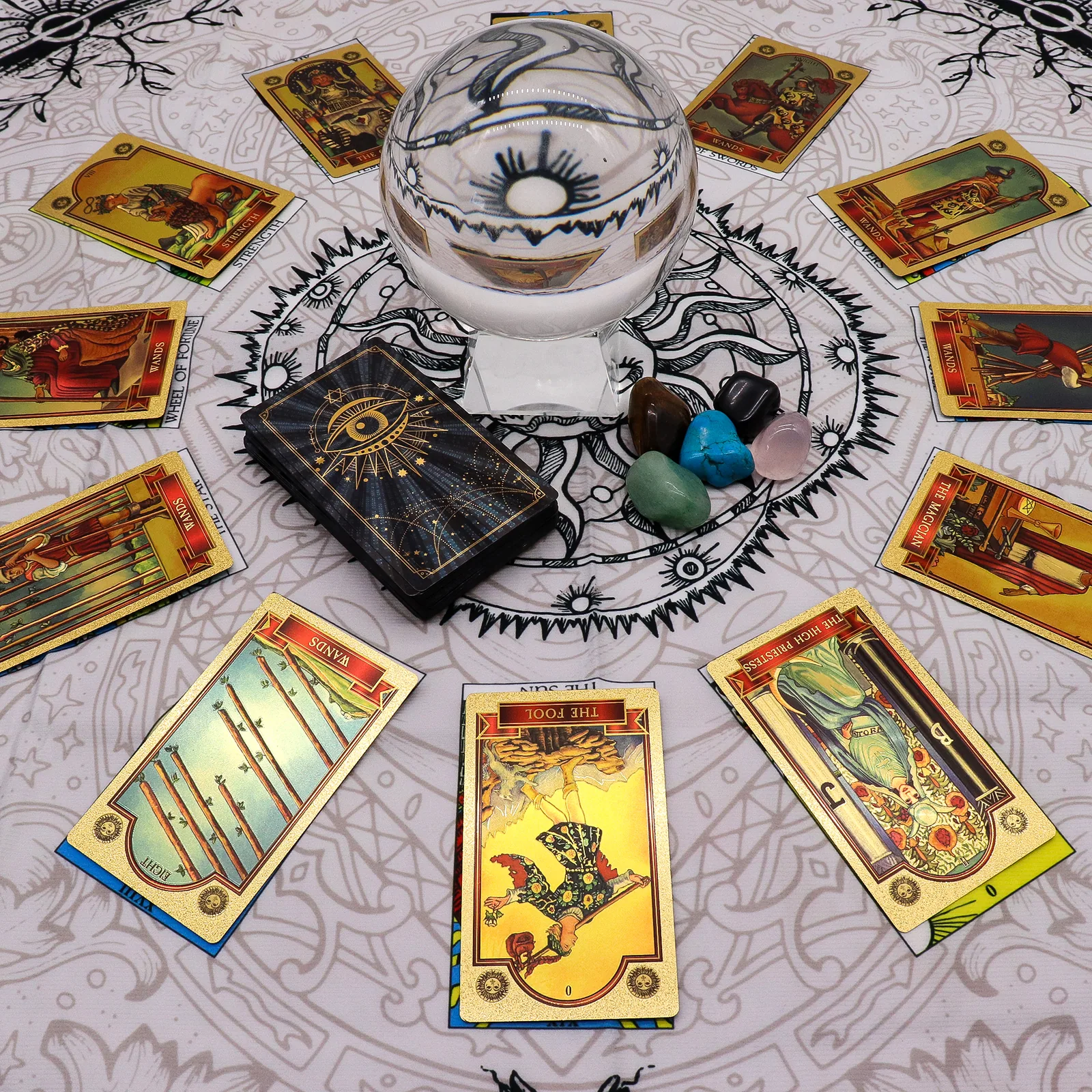 Cărți de tarot așezate pe o pânză pentru etalare